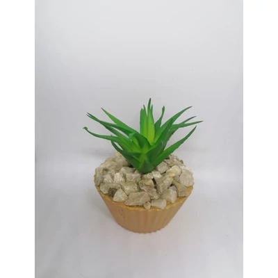 Kaspó gipszből öntött, muffinforma alakú aranyszínű alappal, rajta apró kavicsokkal, középen egy mű aloeverával.