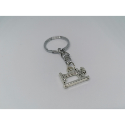 Ezüstszínű kulcskarikára rögzített láncról lelógó ezüstszínű sztetoszkóp medál, aminek vezetéke szív alakot formáz.