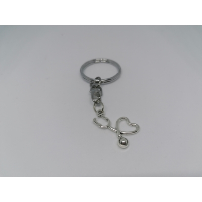 Ezüstszínű kulcskarikára rögzített láncról lelógó 