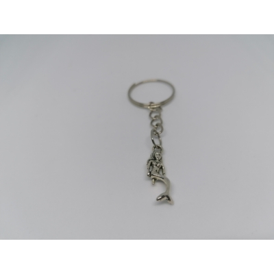 Ezüstszínű kulcskarikára rögzített láncról lelógó ezüstszínű ülő sellőlány kulcstartó.
