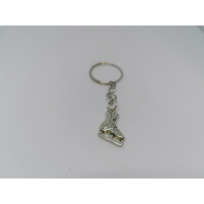 Ezüstszínű kulcskarikára rögzített láncról lelógó ezüstszínű jégkorcsolya kulcstartó.