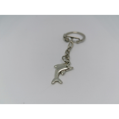 Ezüstszínű kulcskarikára rögzített láncról lelógó ezüstszínű delfin kulcstartó.