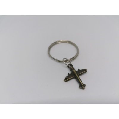 Ezüstszínű kulcskarikára rögzített láncról lelógó bronzszínű repülő kulcstartó.