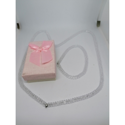 Kristály alakú áttetsző gyöngyökből fűzött karkötő és nyaklánc ezüstszínű csomóvédővel. Hozzá rózsaszín díszdoboz rózsaszín masnival