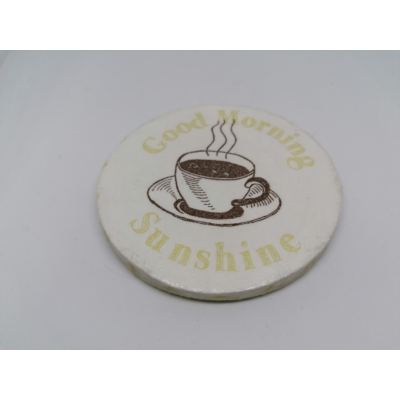 Köralakú hűtőmágnes fehér alapon egy rajzolt, gőzölgő kávéval, körülötte a Good Morning Sunshine felirattal.