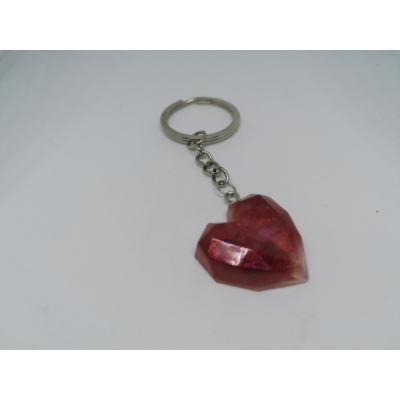 Ezüstszínű kulcskarikáról lánc lóg, rajta kristályos szív formájú medál piros színben.
