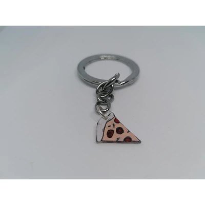 Ezüstszínű kulcskarikáról lánc lóg le, rajta a kulcstartó: pizzaszelet fehér széllel, tésztaszínnel, szalámidarabokkal.