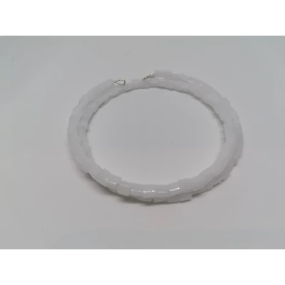Drótra fűzött, a kézen többször körbetekeredő karkötő. 4 mm-es fehér gyöngyökből készült.