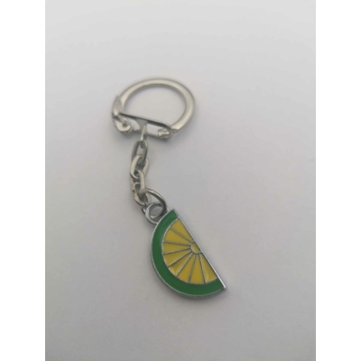 Ezüstszínű kulcskarikáról láncon lóg le lime medál, sárga és zöld színnel. 