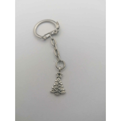 Ezüstszínű kulcskarikáról láncon lóg le karácsonyfa medál.