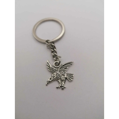 Ezüstszínű kulcskarikáról láncon lóg le egy ezüstszínű támadó sas medál.