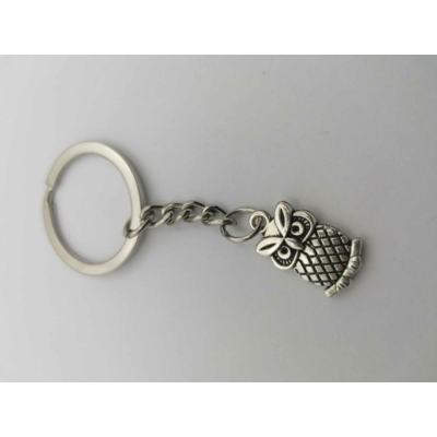 Ezüstszínű kulcskarikáról láncon lóg le egy ezüstszínű bagoly medál.