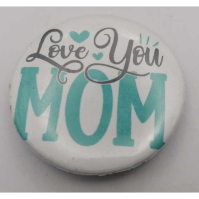 Köralakú kitűző: fehér háttéren feketével és kékkel Love You Mom felirat, körülötte apró kék szívecskék.