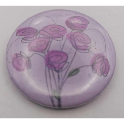 Köralakú kitűző: halványlila háttéren rózsaszín, rajzolt rózsacsokor.