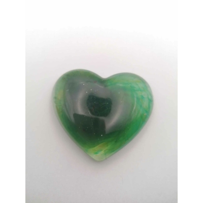 Nagyméretű sima felületű szív kevert színekben: a zöld különböző árnyalatai.