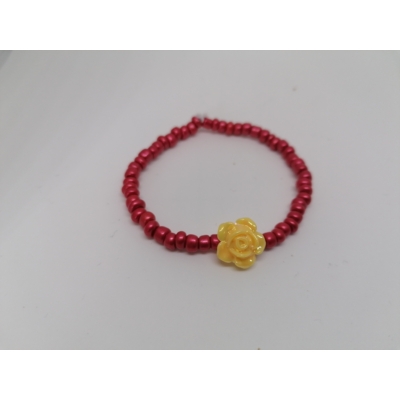 4 mm-es, piros, gömbalakú gyöngyökből fűzött karkötő, citromsárga színű rózsagyönggyel.