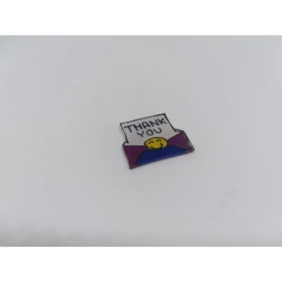 Kézben egy kártya: lila-sötétkék borítékban fehér papíron thank you felirat, mosolygós hangulatjel lezáróval.