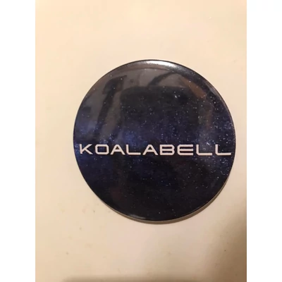 Hivatalos Koalabell banda engedélyével készített hűtőmágnes. Háttere fekete és csillagok vannak körülötte középen fehér szöveggel Koalabell.