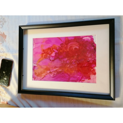 Fekete téglalap alakú keretben, fehér passzpartuval nonfiguartív festmény: pink alapon élénk piros mintával.
