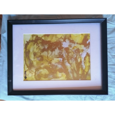 Fekete téglalap alakú keretben, fehér passzpartuval nonfiguratív festmény: sárga és arany, egész képet kitöltő folt.