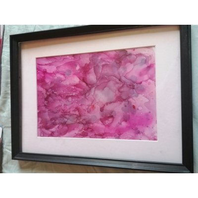 Fekete téglalap alakú keretben, fehér passzpartuval nonfiguratív festmény: rózsaszín, izgalmasan fodrozódó, teljes képet kitöltő folt.