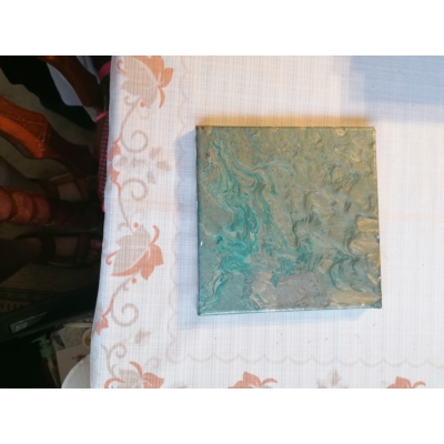 Négyzet festővászonra pouring médiummal készült festmény, szürke színekkel.