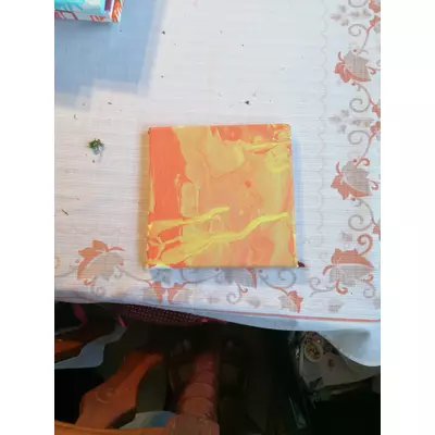 Téglalap festővászonra pouring médium techikával készült festmény, sárga színnel.