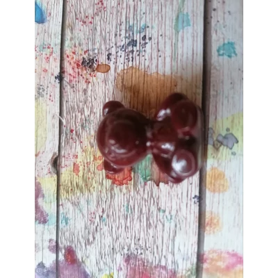 Bordó, ülő mackó mintás kulcstartó. Leginkább plüssmackóhoz hasonlít, komoly arckifejezéssel.