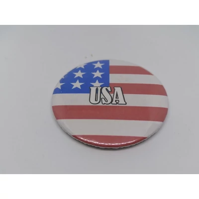 Köralakú hűtőmágnes zászlóval, fehér USA felirattal.