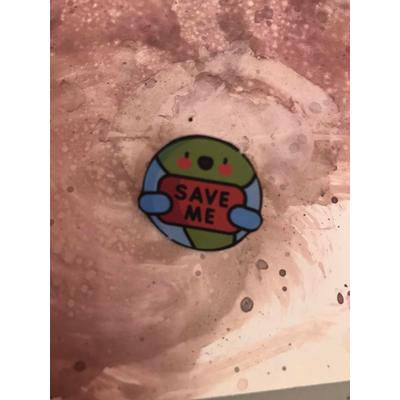Zsugorka alapon nyomtatott piruló földgömb kezében save me feliratott tart. 