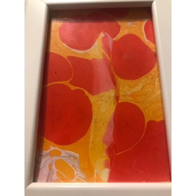 Téglalapalakú, fehér keretben márványozott, összefolyó színekből álló festmény. Narancssárga háttéren piros kör alakzatok.