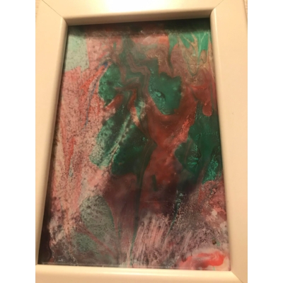 Téglalapalakú, fehér keretben márványozott, összefolyó színekből álló festmény. Piros-zöld minta.