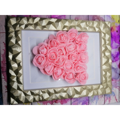 Aranyszínű, kristályos tapintású, téglalapalakú keretben 3D rózsákból kirakott rózsaszín szív minta.