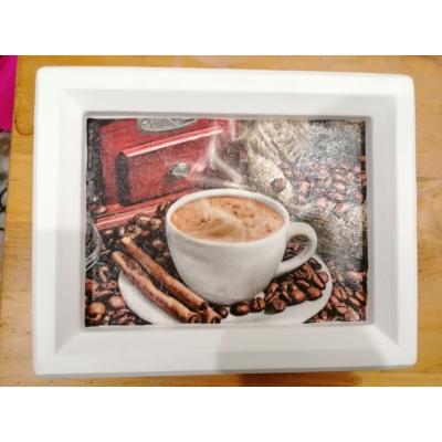 Gipsz keretben dekupázs technikávalt készült gözőlgő bögre kávés kép.
