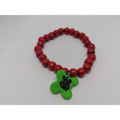 8 mm-es, piros-világoszöld, gömbalakú gyöngyökből fűzött karkötő, zöld színű lóhere medállal, aminek közepén egy katica van.