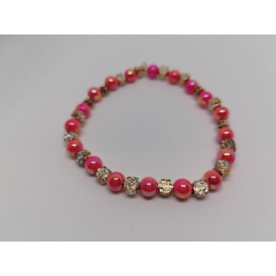 6 mm-es, rózsaszín, gömbalakú és arany, rózsaalakú gyöngyökből fűzött karkötő.
