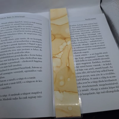 Téglalap alakú könyvjelző sárga, bársonyos mintával.
