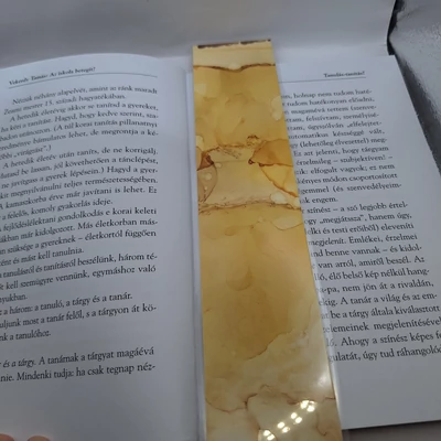 Téglalap alakú könyvjelző sárga, bársonyos mintával.