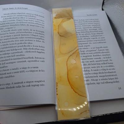 Téglalap alakú könyvjelző sárga mintával és nagy foltokkal.