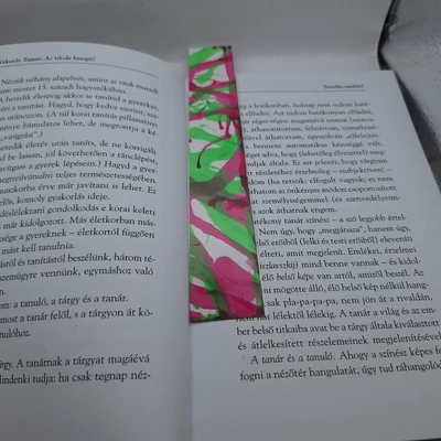 Téglalap alakú könyvjelző, fehér alapon világoszöld és rózsaszín, cikkcakkos minta.