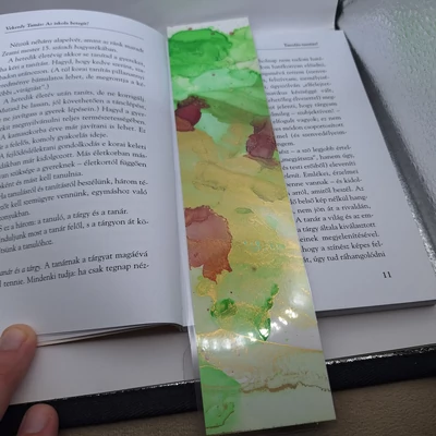 Téglalap alakú könyvjelző világoszöld alappal, vörös gömbökkel, helyenként arannyal.