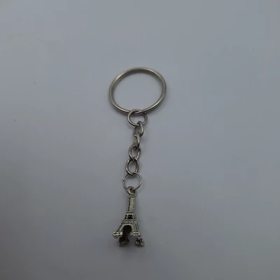 Ezüstszínű kulcskarikáról lánc lóg le, rajta ezüstszínű Eiffel-torony medál, ami háromdimenziós.