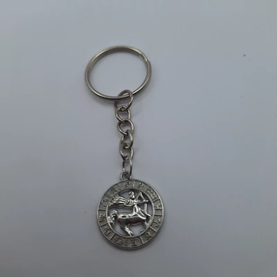 Ezüstszínű kulcskarikáról lánc lóg le, rajta karikában horoszkóp medál. Kívül a 12 hónap jele, belül az aktuális jelkép.