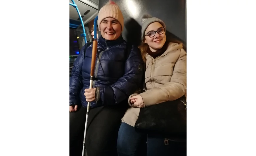 Mit tegyél, ha vak emberrel találkozol az utcán?
